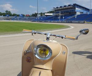 Osy kręciły kółka na stadionie żużlowym w Lesznie. Ogólnopolski zlot skuterów Osa Osieczna-Leszno 