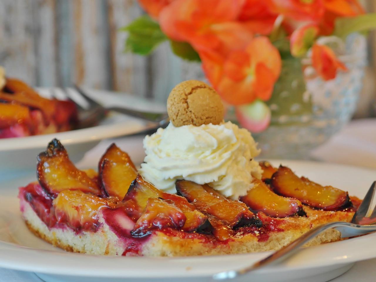 Tarta śliwkowa z bitą śmietaną i lodami: przepis na pyszny deser