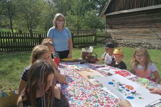 Warsztaty ludowej wycinanki w radomskim skansenie