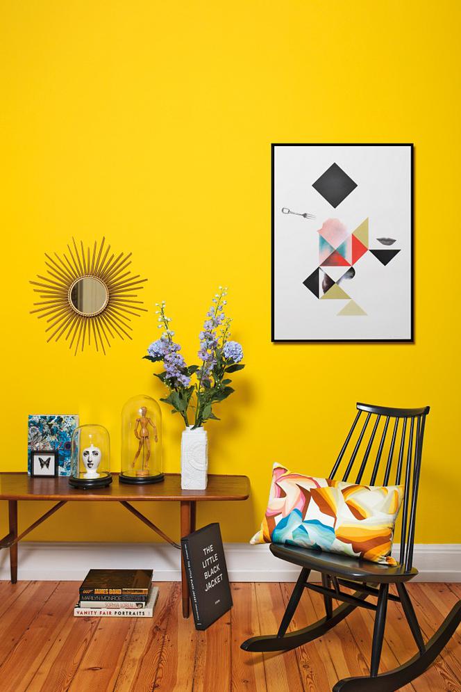 Żółta ściana w salonie