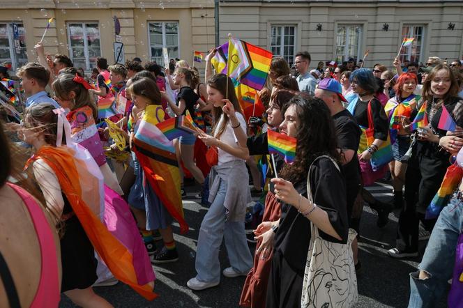 „Czas na równość jest teraz”. Ulicami Warszawy przeszła Parada Równości [GALERIA]