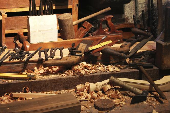 Narzędzia do samodzielnej renowacji mebli drewnianych
