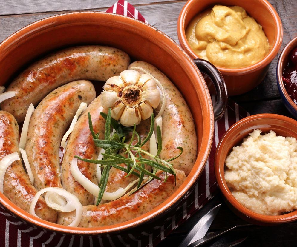 Biała kiełbasa pieczona – jak upiec białą kiełbasę, by była soczysta i pełna smaku?