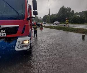 Nawałnice i burze w Świętokrzyskiem. Ponad 200 interwencji strażaków. Droga w Ćmielowie całkowicie zniszczona [ZDJĘCIA].