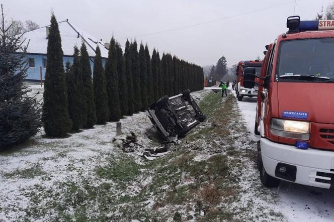 Poranny wypadek w Niegłowicach pod Jasłem. Samochód wjechał do rowu i tam dachował