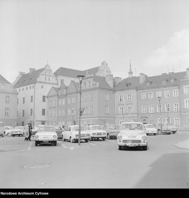 Na pierwszym planie taksówka FSO Warszawa, w 1. rzędzie od lewej: Skody 100.