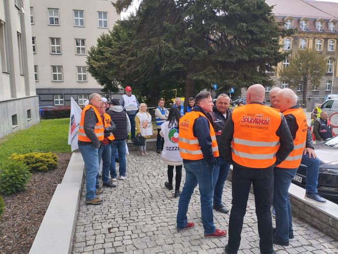 Konferencja prasowa hutników przed Ministerstwem Przemysłu w Katowicach