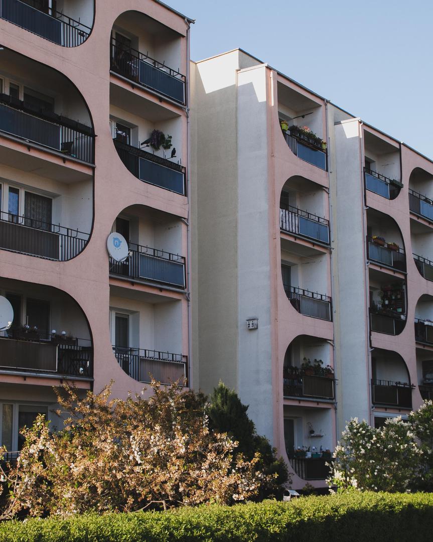 9 najpiękniejszych bloków PRL-u - zobacz zdjęcia budynków, które walczą ze stereotypem wielkiej płyty