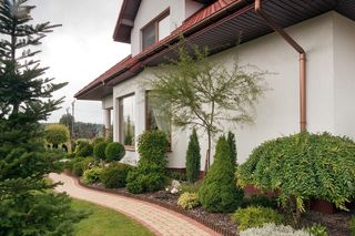 Pomysł na mały ogród - zobacz zdjęcia ogrodu, w którym iluzję przestrzeni tworzą zróżnicowane nawierzchnie