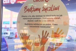 Ponad 40% Polaków uważa, że małe gesty mają wielką moc i poprawiają nastrój - sieć Circle K promuje na swoich stacjach kulturę życzliwości w ramach akcji „Kindness Day”