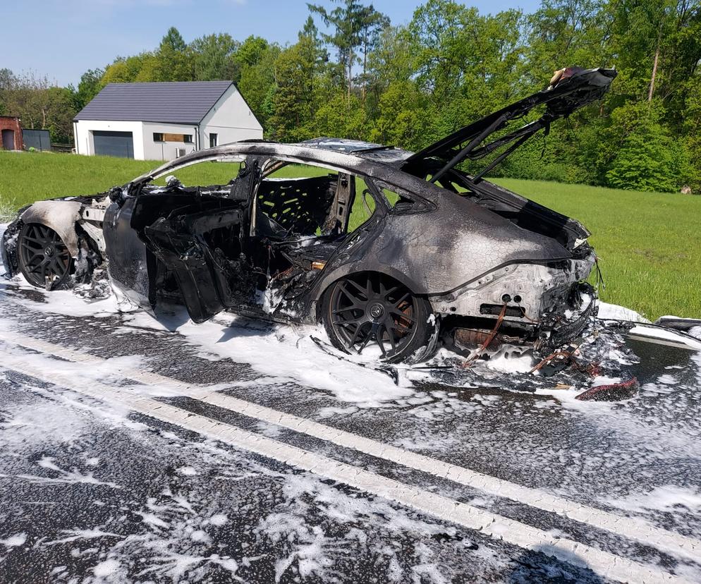 Pożar mercedesa w Lyskach. Auto całkowicie spłonęło