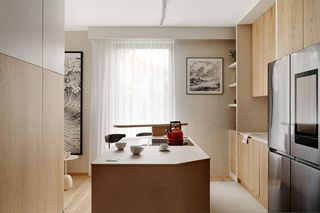 Światło, drewno i cisza - gdy wnętrze staje się azylem. Apartament Japandi autorstwa Jana Sikory