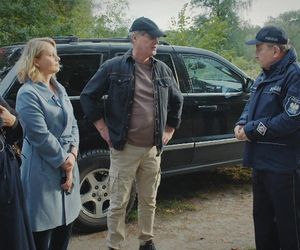 M jak miłość odc. 1843.  Staszek Popławski (Sławomir Holland), Marysia (Małgorzata Pieńkowska), Judyta (Paulina Chruściel), właściciel psa (Artur Łodyga)