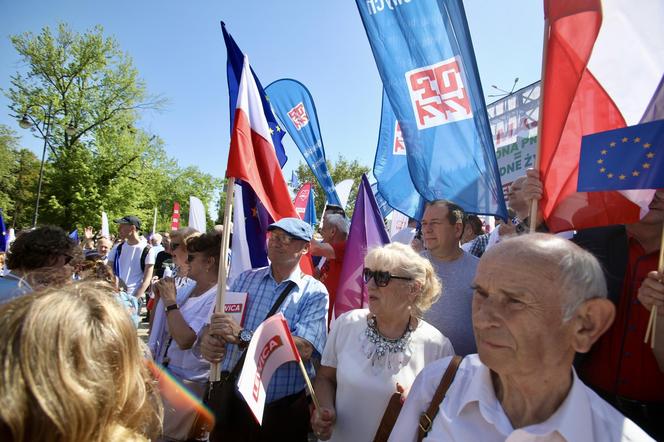 Święto Pracy w Warszawie. Przemaszerowali pod hasłem  "Chcemy Europy Socjalnej!"