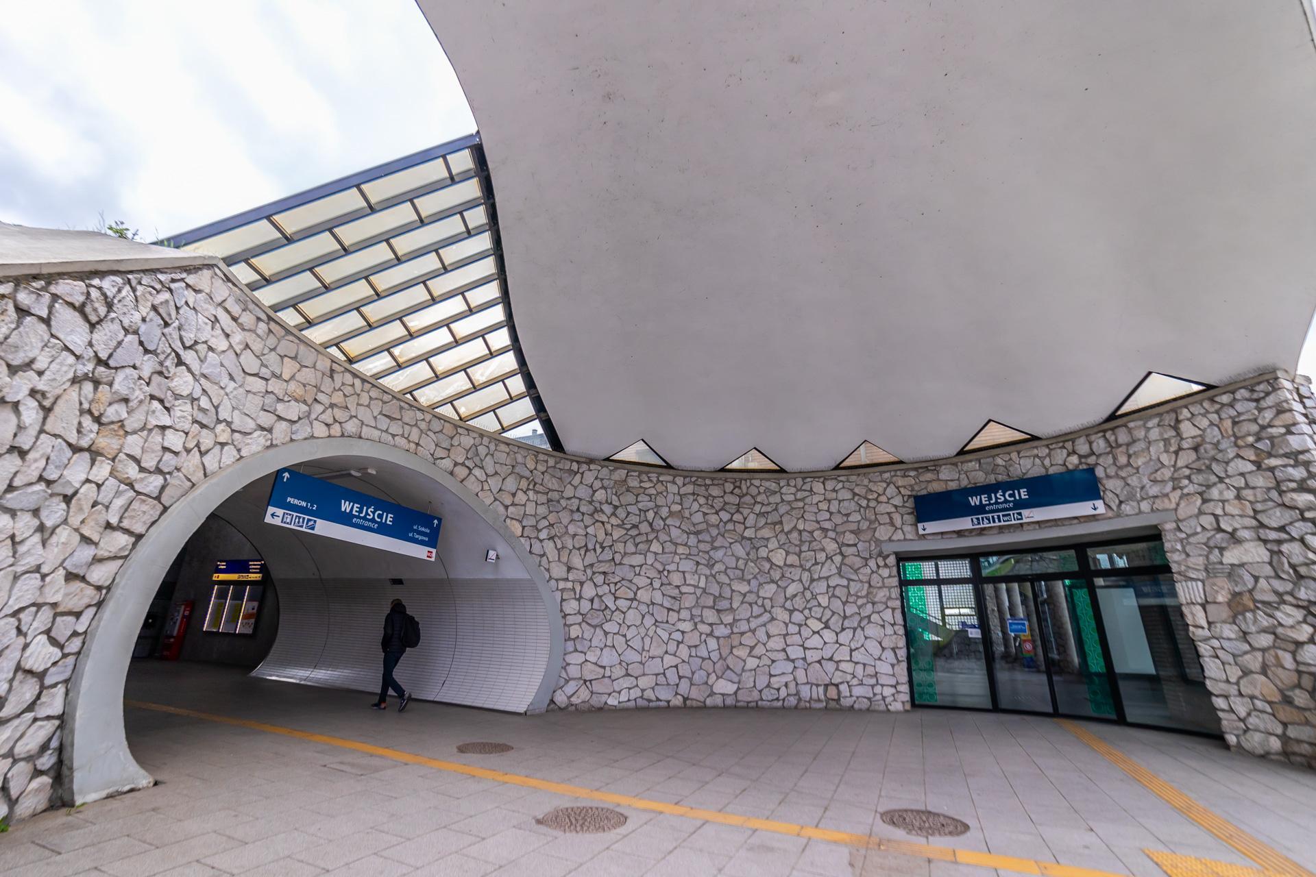 Warszawa Stadion PKP - zdjęcia stacji w kształcie łupiny orzecha