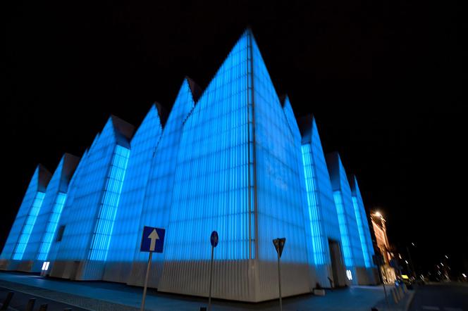 Filharmonia im. M. Karłowicza w Szczecinie zaświeciła się na niebiesko