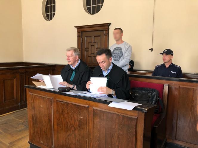 Mężczyzna oskarżony jest m.in. o jazdę po pijanemu, spowodowanie poważnego zagrożenia na drodze, a także znieważenie policjantów.