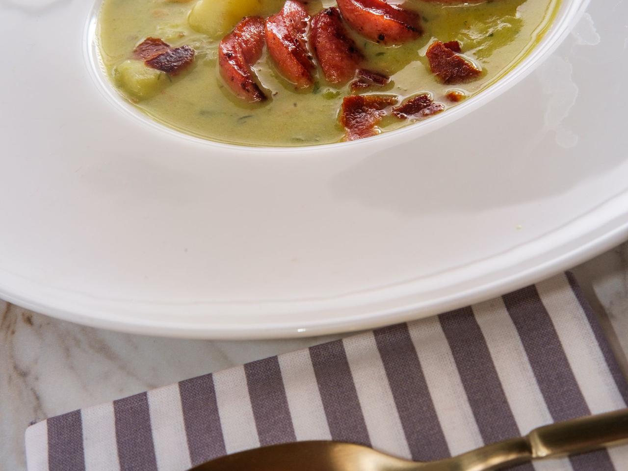 Sycąca zupa z porów z kiełbasą - smakowita i nieskomplikowana