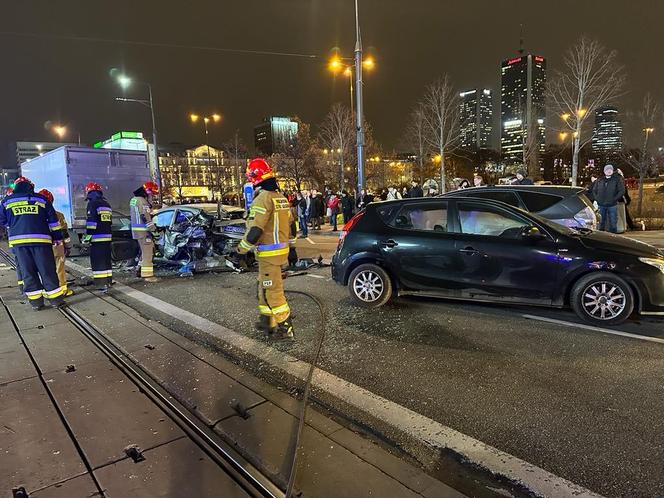 Totalny paraliż centrum Warszawy. 6 samochodów rozbitych, wraki blokują torowisko
