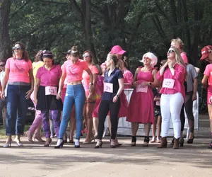 Panie i panowie biegali w szpilkach w szczytnym celu! [ZDJĘCIA]