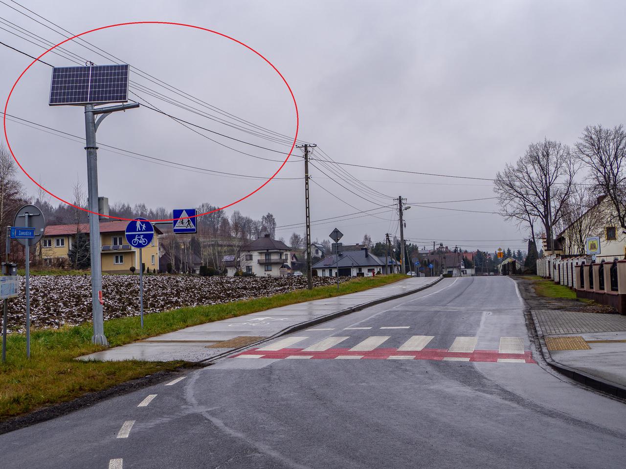 Brawurowa kradzież pod Krakowem. Ktoś ukradł znaki drogowe umieszczone na słupach, kilka metrów nad ziemią [ZDJĘCIA]