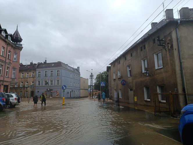 Zagrożenie powodziowe. Głuchołazy. Woda przelała się przez wały. Zalewa miasto