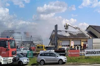 Trwa dogaszanie dużego pożaru na Kasprzaka w Gorzowie