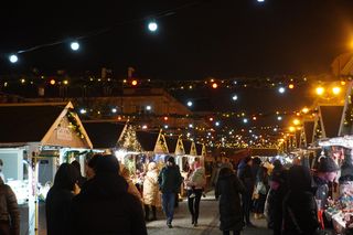 Jarmark świąteczny w Białymstoku po zmroku