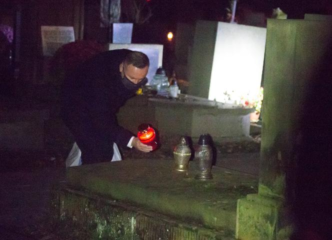 Tajna wizyta na cmentarzu. Andrzej Duda 