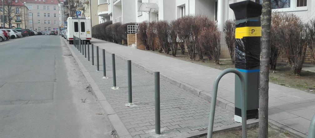 Na poznańskiej Wildzie na miejscach postojowych stoją słupki! Mieszkańcy są oburzeni, bo nie mają gdzie parkować!