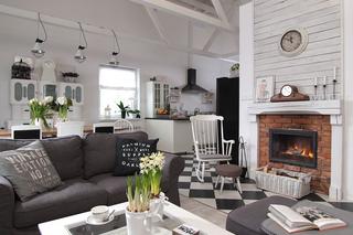 Przytulny styl skandynawski w 100-metrowym domu. Biały drewniany sufit i cegła na ścianie