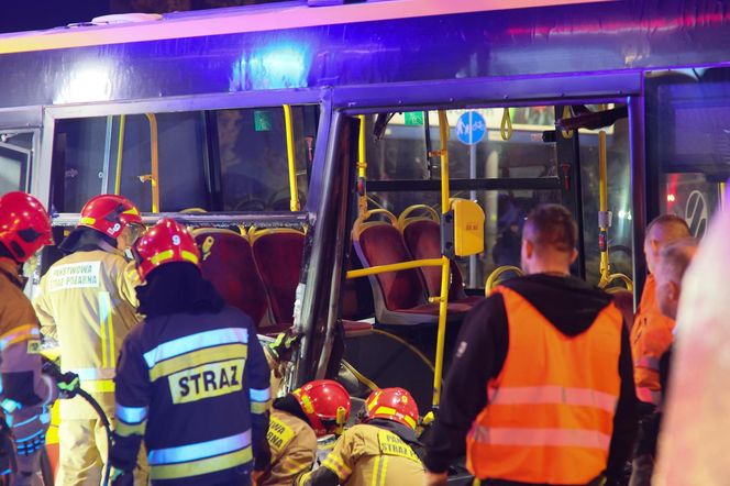 Wypadek z udziałem autobusu i ciężarówki w Warszawie (23.10.2025)