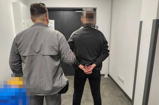 Zawinął się srebrnym bmw na betonowym słupie. Bez uprawnień i OC, ale za to z promilami i po skręcie