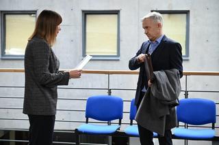 Pierwsza miłość, odcinek 3792: specjalista oceniający stan Kacpra (Damian Kulec), Grażyna (Grażyna Wolszczak)