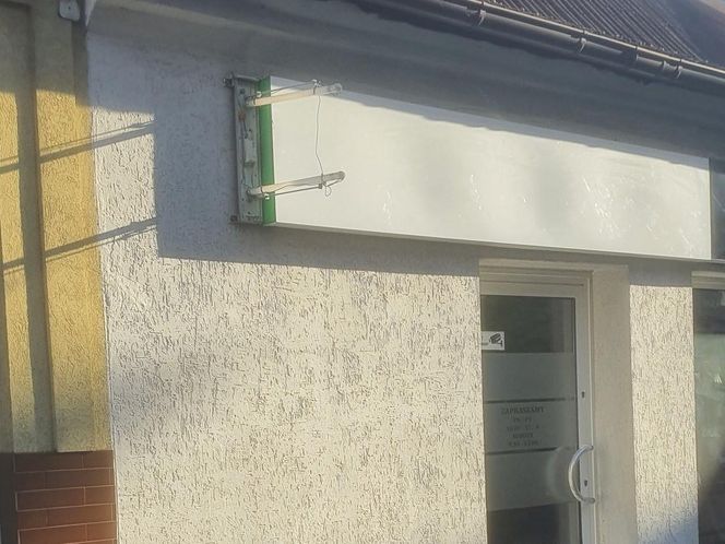 Nastolatkowie zniszczyli baner sklepu