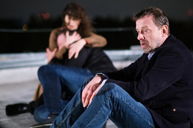 Na Wspólnej odc. 3332. brat bliźniak Rafała Ściborka (Bartosz Woźny),  Łucja/ Lara Cedro (Julia Wyszyńska), Krzysztof Smolny (Łukasz Konopka)