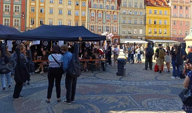 Gitarowy Rekord Świata 2024 we Wrocławiu rozpoczęty! Tak od samego rana wygląda teraz Rynek 