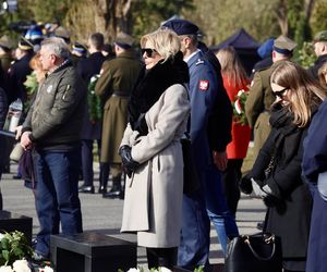 Joanna Racewicz ociera łzy przy grobie męża, pocieszyła ją Barbara Nowacka