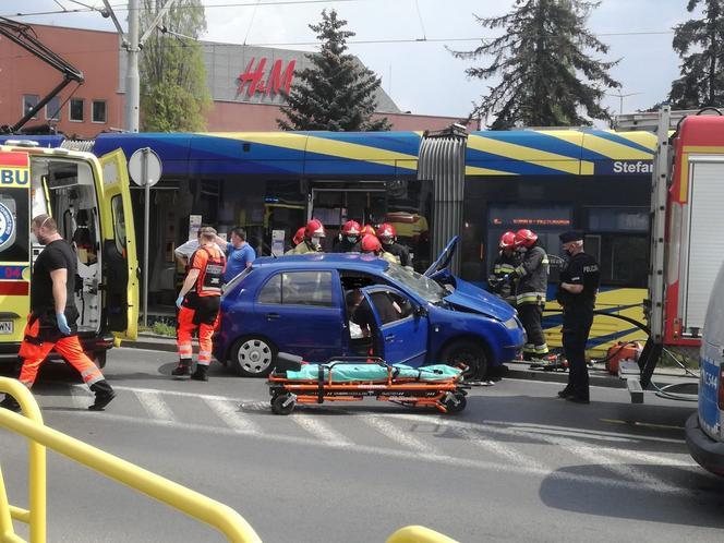 Wypadek niedaleko Dworca Wschodniego w Toruniu. Skoda uderzyła w tramwaj