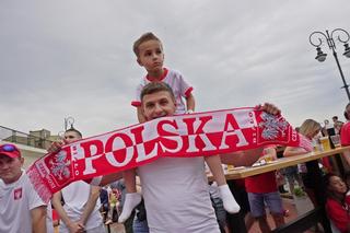 Gorzowianie licznie przybyli na strefę kibica na bulwarze. Deszcz nie pomagał w śledzeniu spotkania