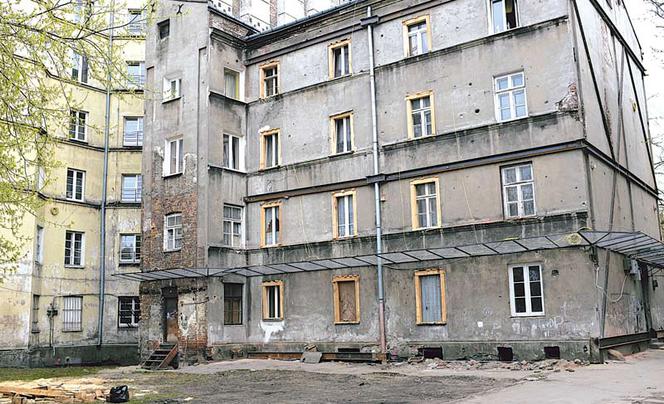 Tarcza przebiła się pod kamienicą