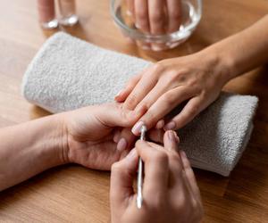 Mydlane paznokcie to nowy trend w salonach kosmetycznych. Na czym polega? Zobacz zdjęcia!