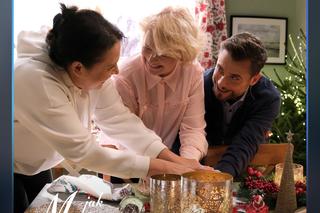 M jak miłość świąteczny odcinek specjalny. Wigilia Mostowiaków. Marysia (Małgorzata Pieńkowska), Marta (Dominika Ostałowska), Marek (Kacper Kuszewski)