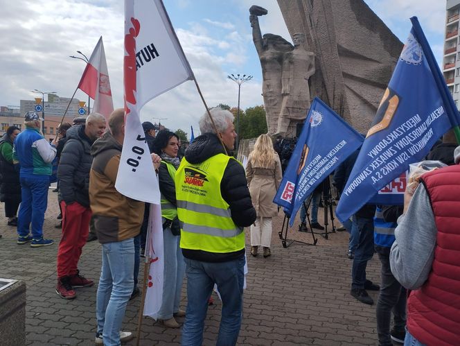 Hutnicy i koksownicy wyszli na ulice w Dąbrowie Górniczej. Apel do rządu o ratunek dla branży i tysięcy miejsc pracy