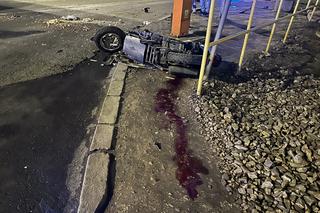 Potworny wypadek z udziałem osobówki i skutera. Kierowca po uderzeniu huknął o asfalt!