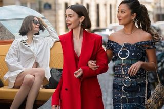 Na planie Emily w Paryżu doszło do tragedii. Nie żyje członek ekipy