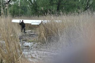 Warszawa. Wojsko wyciąga samolot, który wpadł do bagna