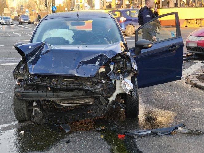 Warszawa. Dwa wypadki na skrzyżowaniu Grójeckiej i Wawelskiej. Autobus zderzył się z pojazdem wojskowym [ZDJĘCIA].