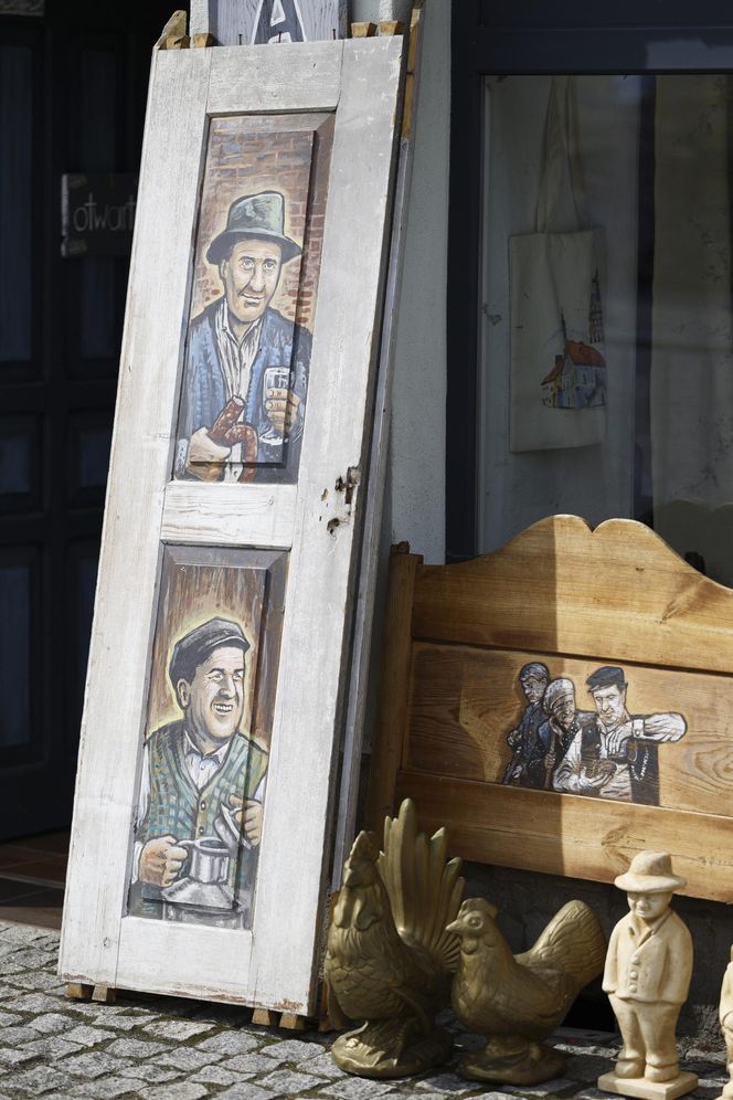 Cała na biało Maria Pakulnis szaleje z sierpem w Lubomierzu. Renata Dancewicz tym razem na spokojnie