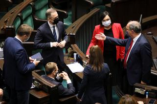 ZAMIESZANIE w Sejmie! Obrady odłożone. Terlecki grzmi: Obstrukcja!